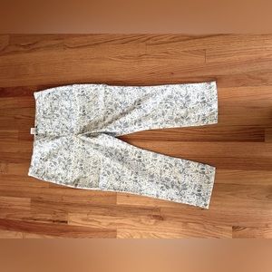 Pull on crops in a versatile print.